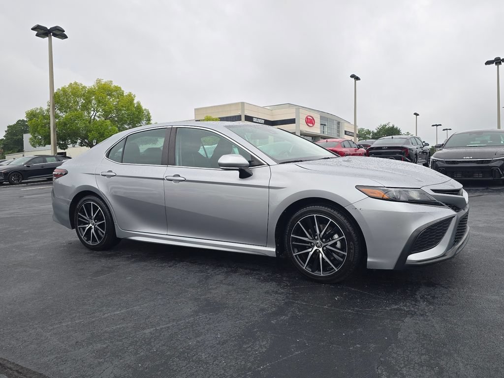 Used 2024 Toyota Camry SE FWD image 1