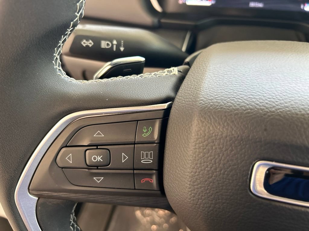 Used 2025 Jeep Grand Cherokee Laredo AWD/4WD image 42