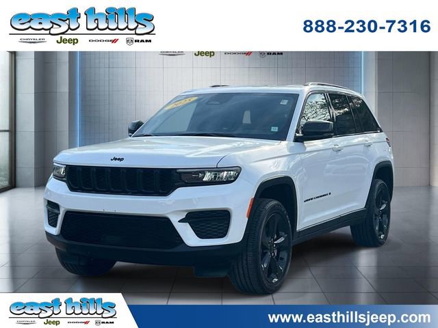 Used 2025 Jeep Grand Cherokee Altitude AWD/4WD image 3