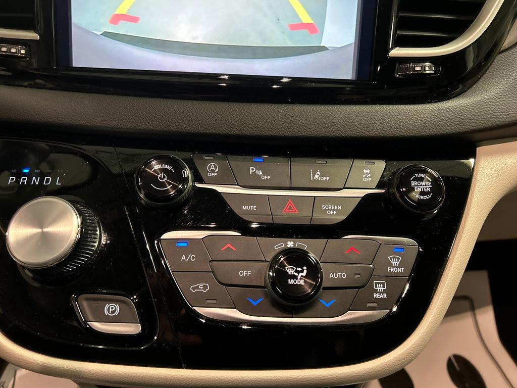 Used 2024 Chrysler Pacifica Touring-L FWD image 19