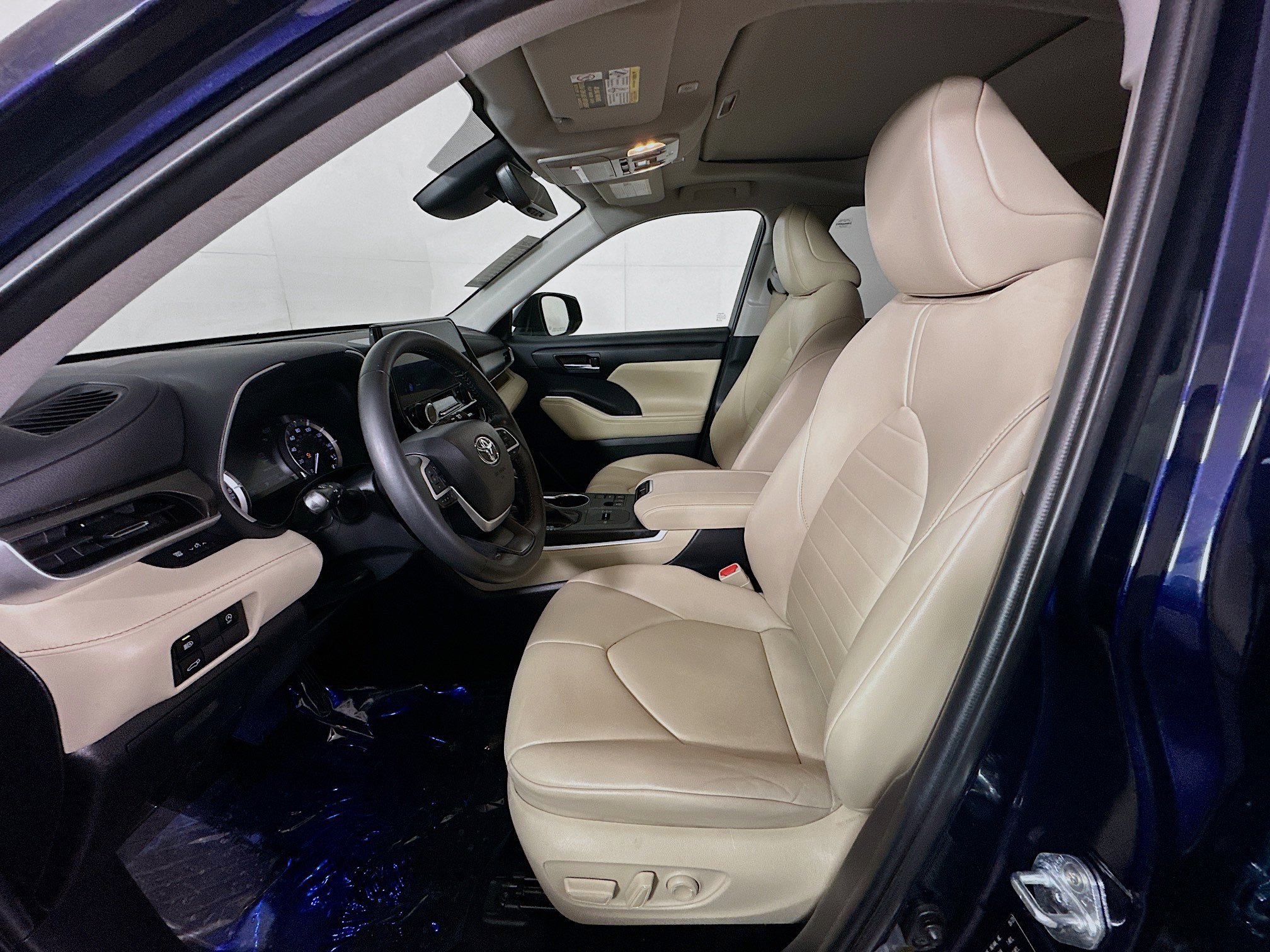 Used 2023 Toyota Highlander XLE image 12