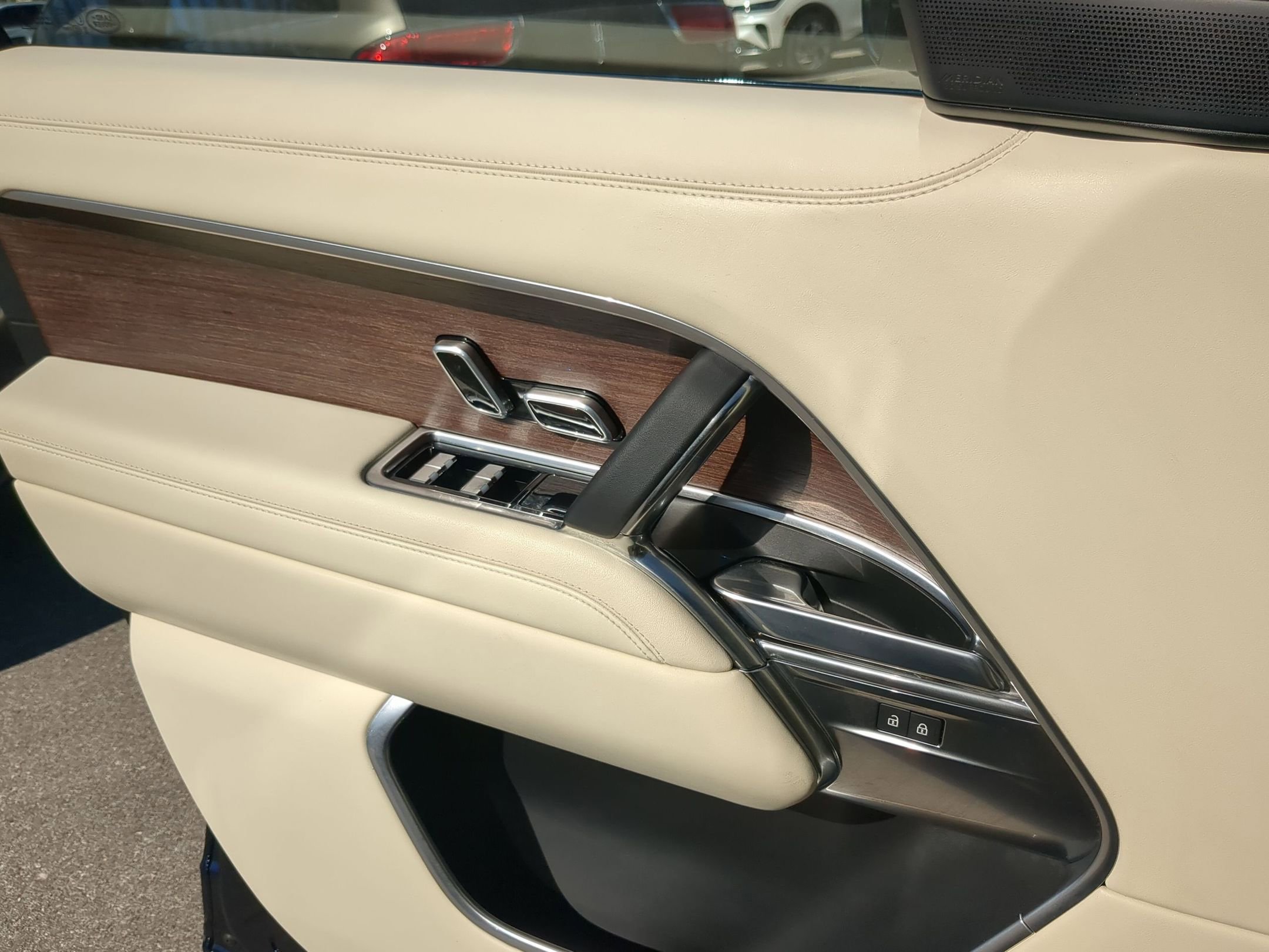 Used 2023 Land Rover Range Rover Long Wheelbase SE image 12