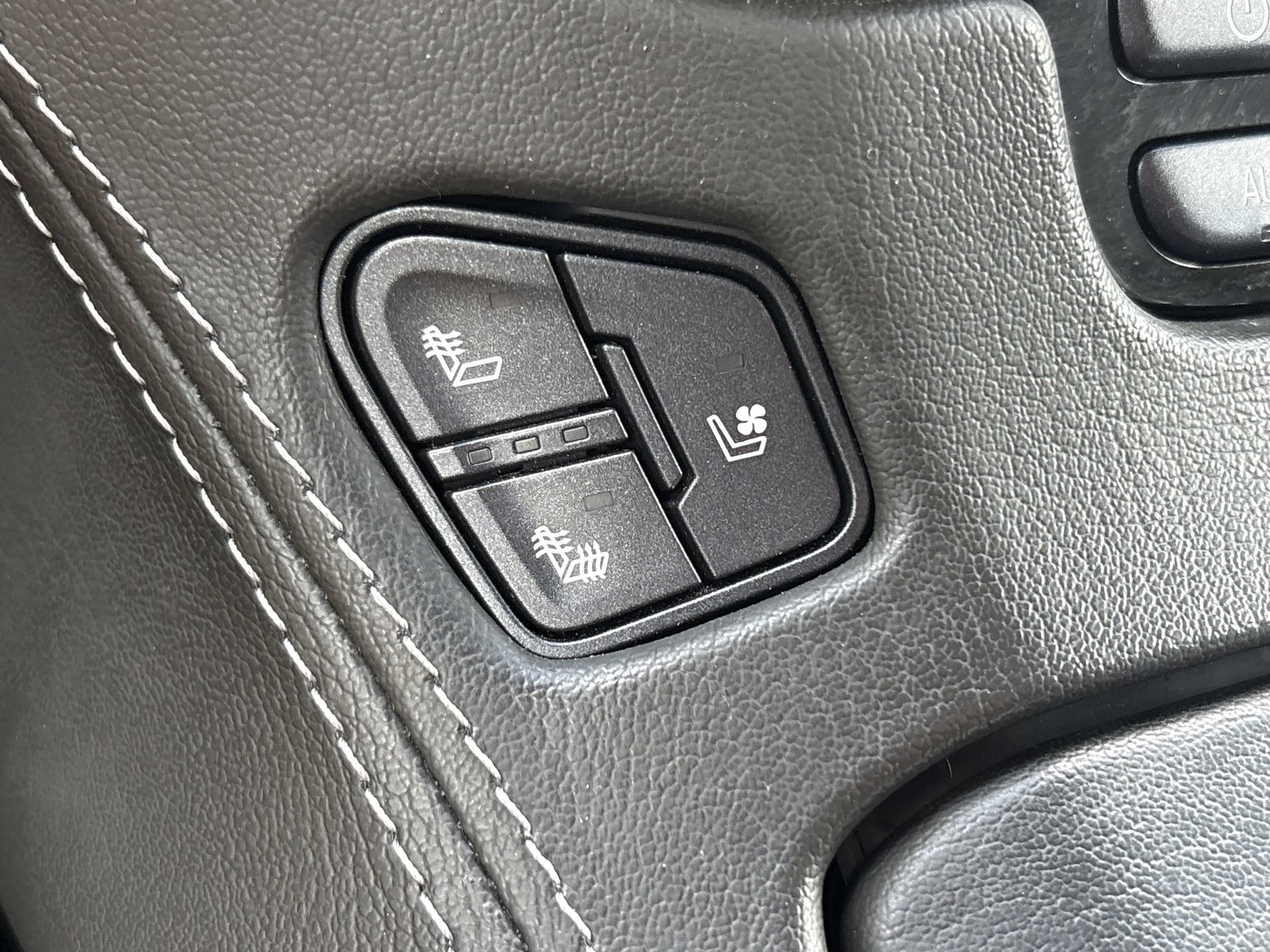 Used 2020 GMC Yukon Denali AWD/4WD image 10