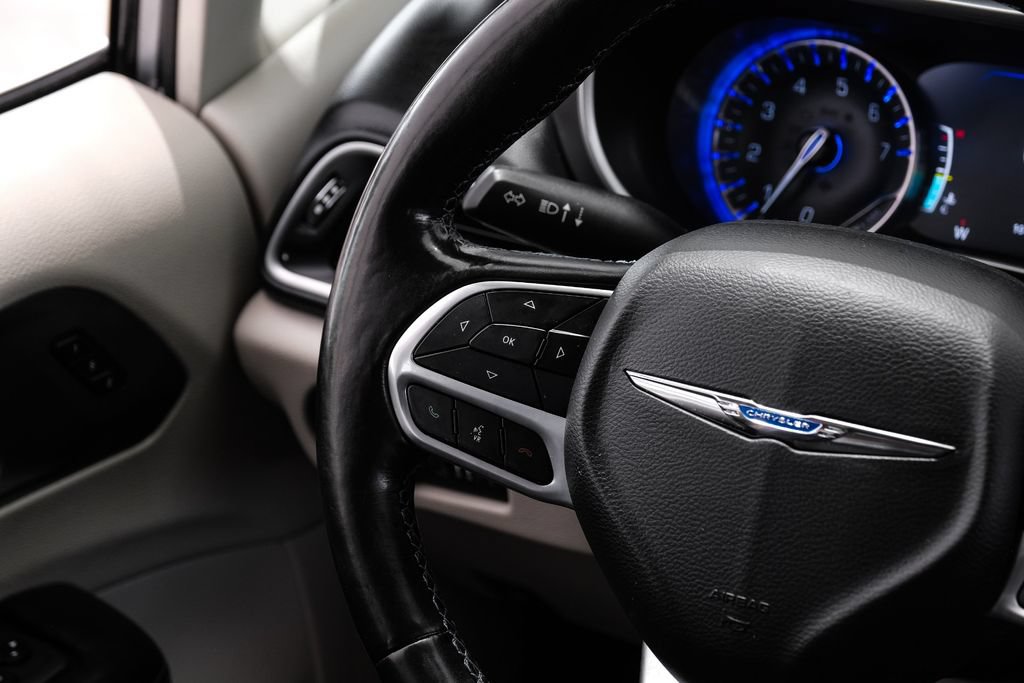 Used 2021 Chrysler Pacifica Touring-L FWD image 13
