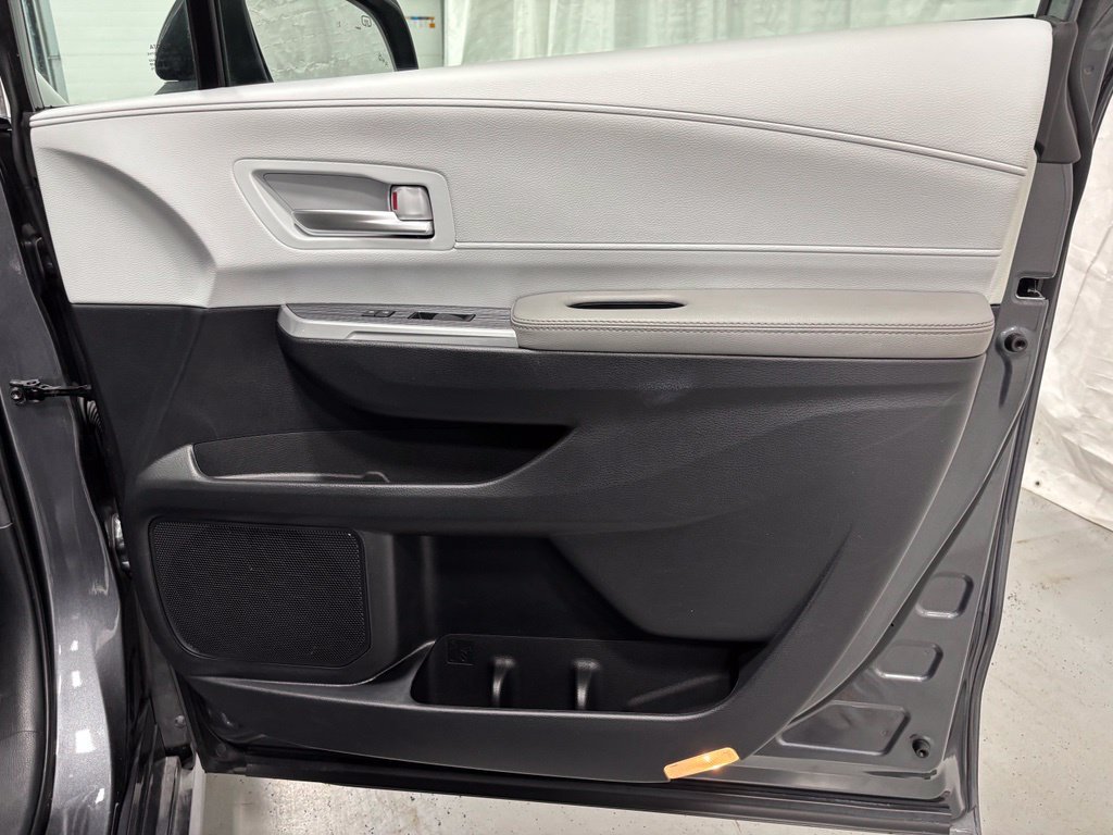 Used 2025 Toyota Sienna XLE AWD/4WD image 62
