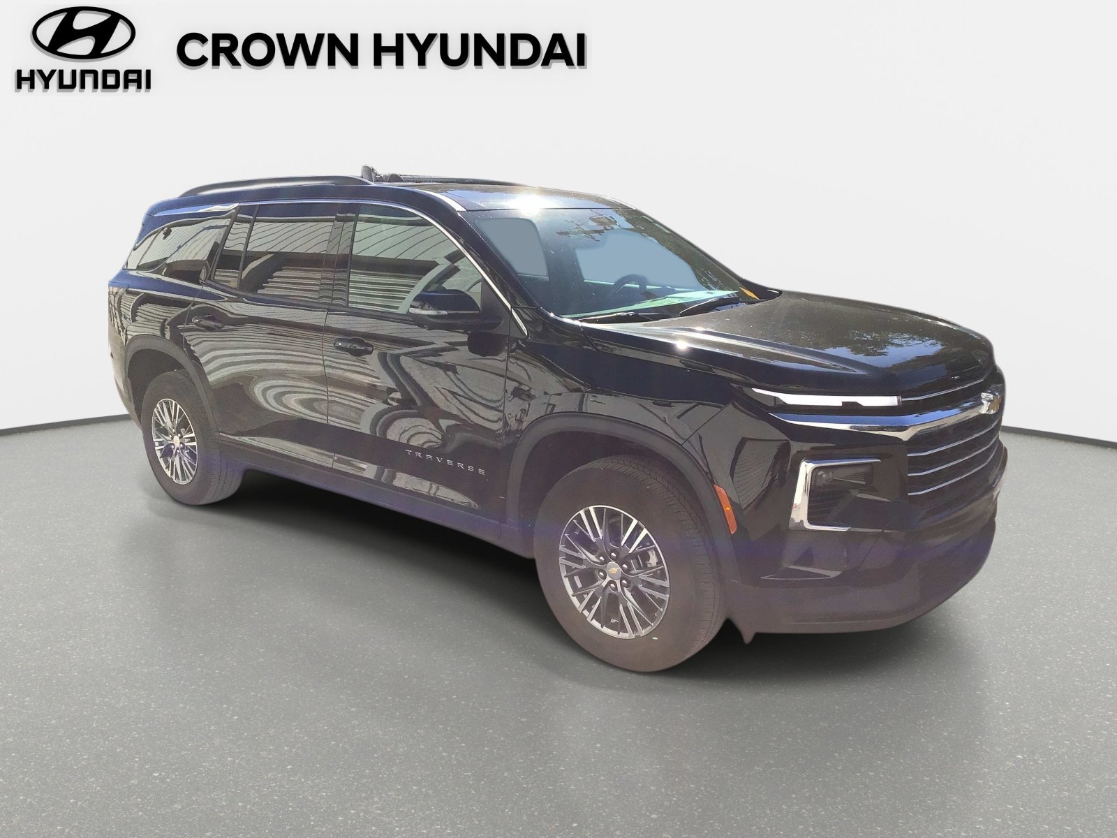 Used 2025 Chevrolet Traverse LT w/ Driver Confidence Package FWD image 3