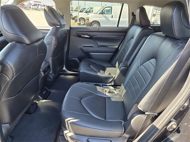 Used 2023 Toyota Highlander XLE image 11