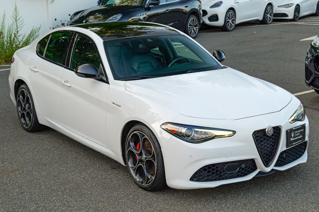 Used 2023 Alfa Romeo Giulia Veloce AWD/4WD image 9
