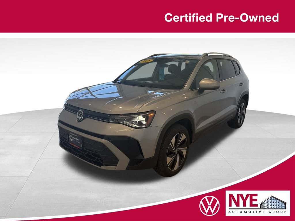 Used 2025 Volkswagen Taos SE w/ Panoramic Sunroof Package