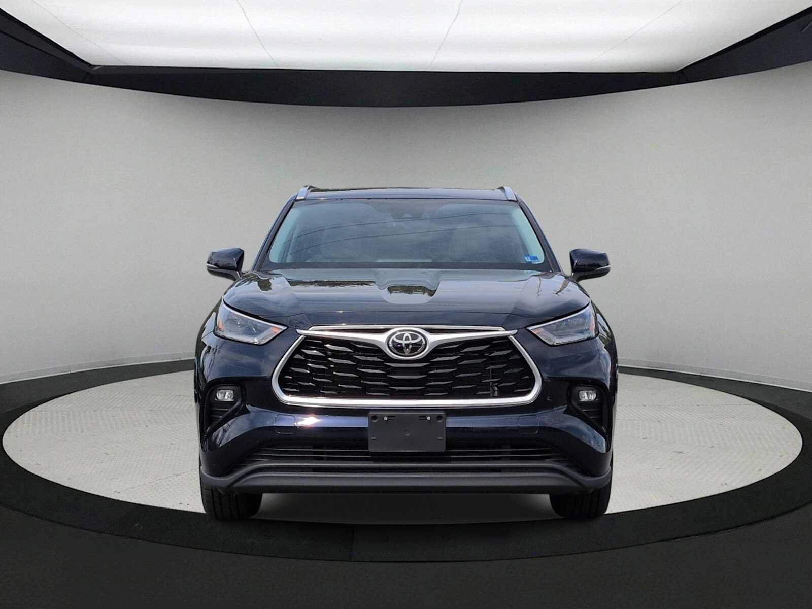 Used 2021 Toyota Highlander XLE AWD/4WD image 3