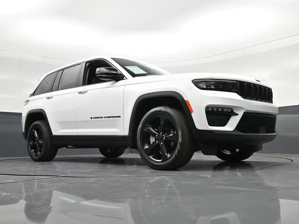 Used 2024 Jeep Grand Cherokee Limited w/ Black Appearance Package AWD/4WD image 36