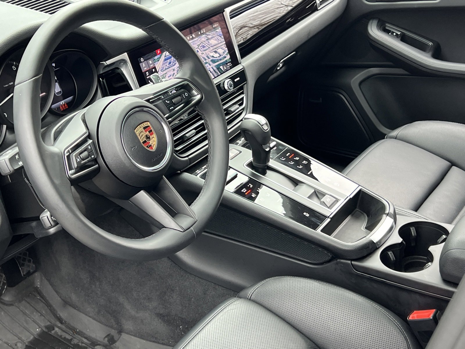 Certified 2025 Porsche Macan image 14