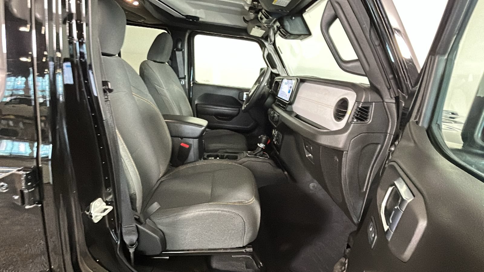 Used 2024 Jeep Wrangler Unlimited w/ Convenience Group AWD/4WD image 34