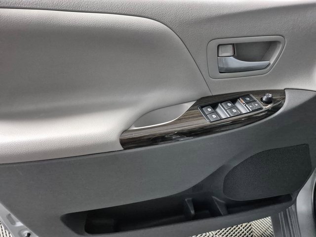 Used 2017 Toyota Sienna XLE image 16