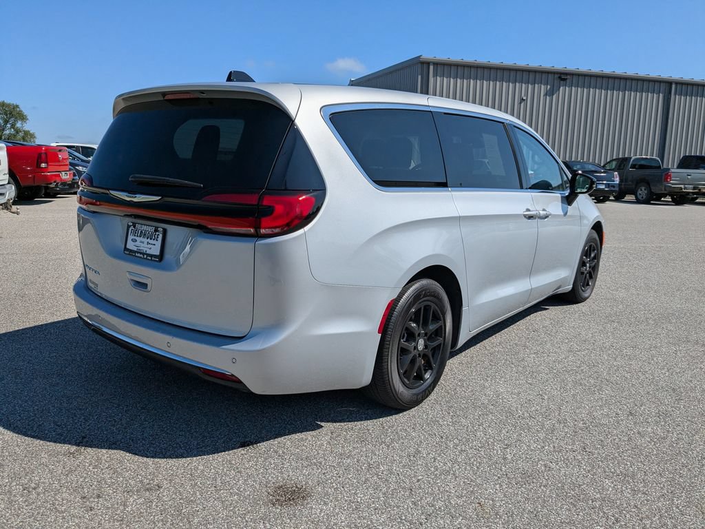 Used 2024 Chrysler Pacifica Touring-L FWD image 5