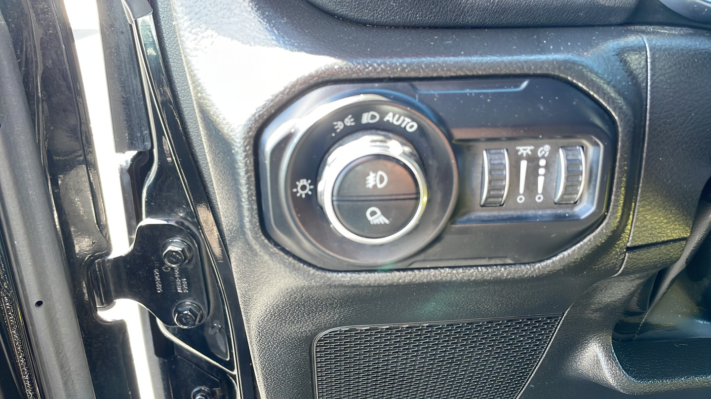 Used 2022 Jeep Gladiator Overland w/ Cold Weather Group AWD/4WD image 13