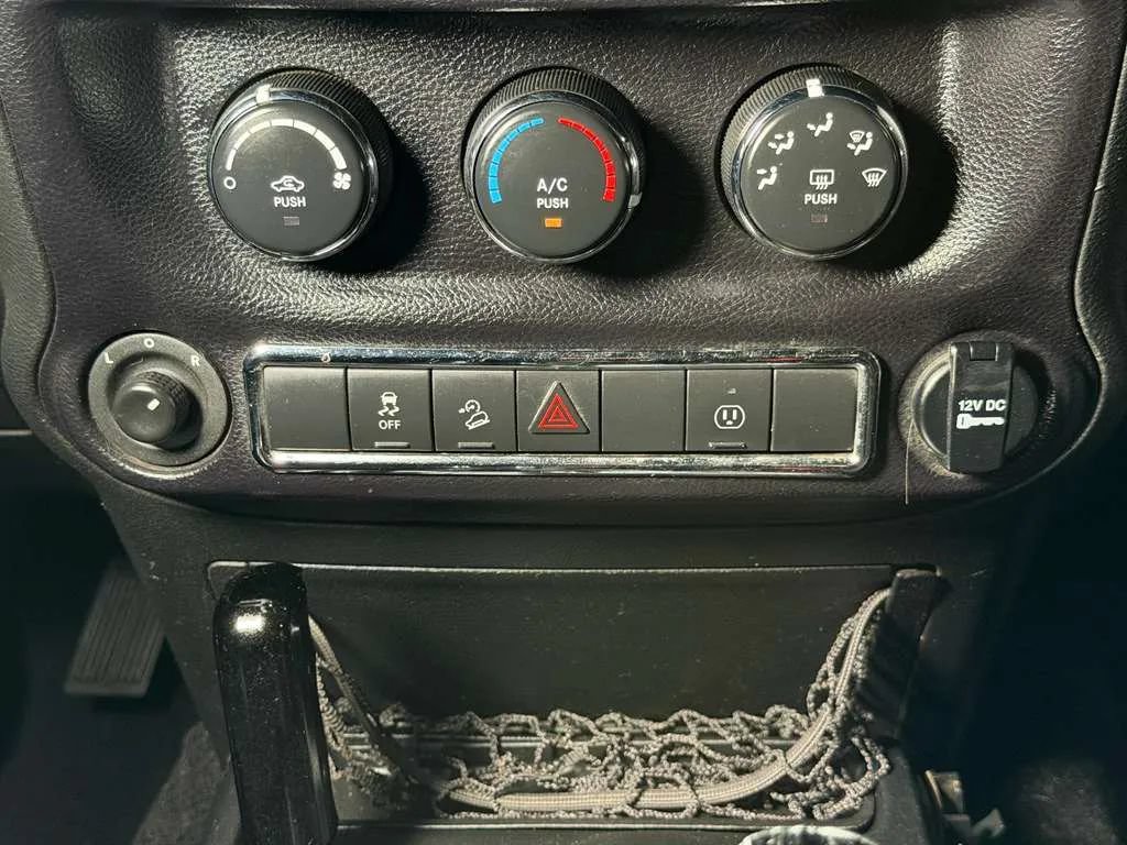 Used 2015 Jeep Wrangler Rubicon w/ Power Convenience Group AWD/4WD image 27