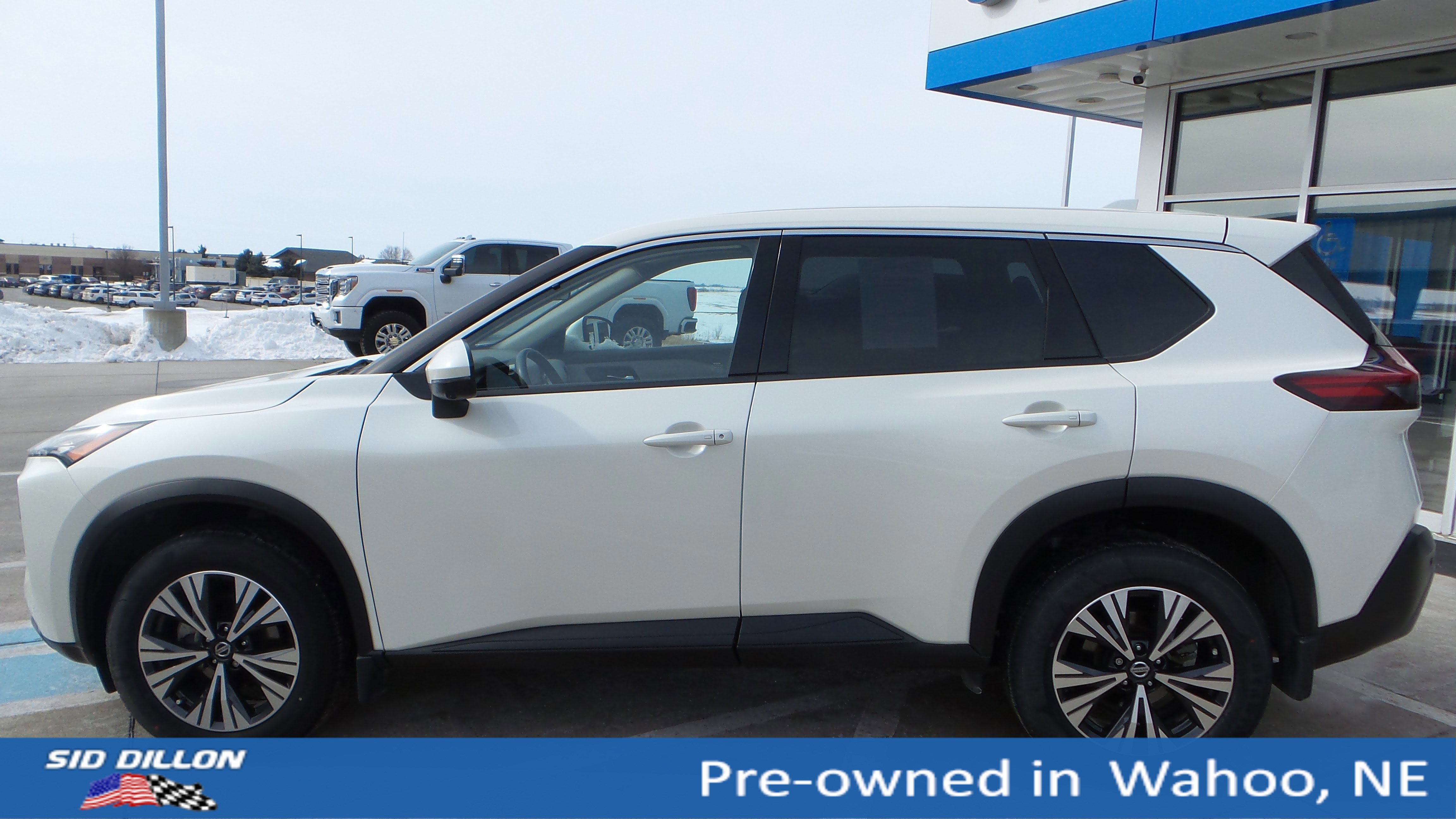 Used 2021 Nissan Rogue SV image 2