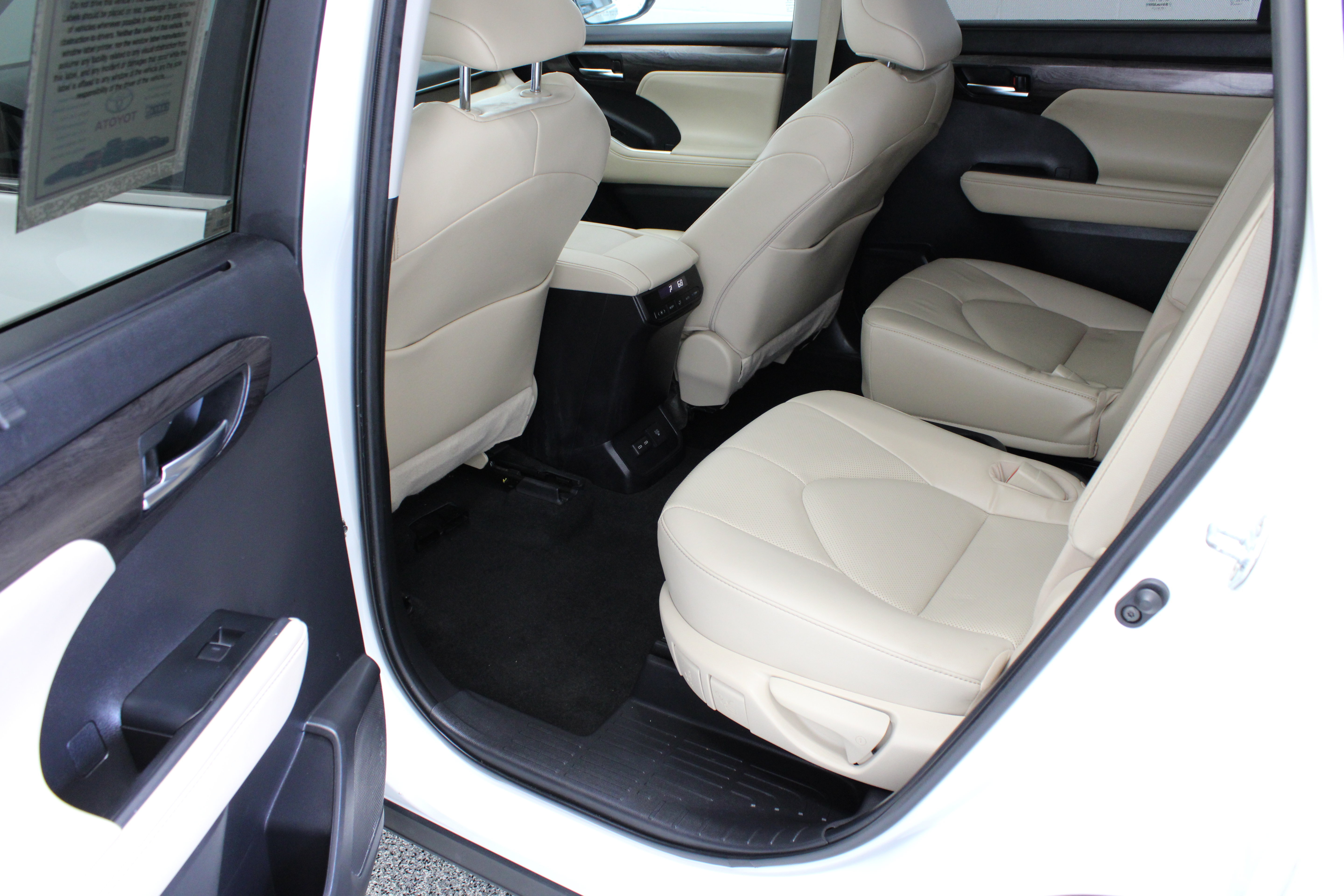 Used 2023 Toyota Highlander Limited FWD image 29