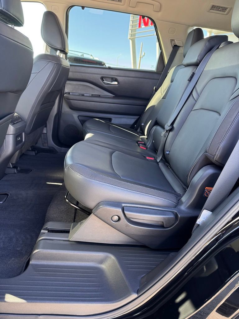 Used 2025 Nissan Pathfinder SL image 11