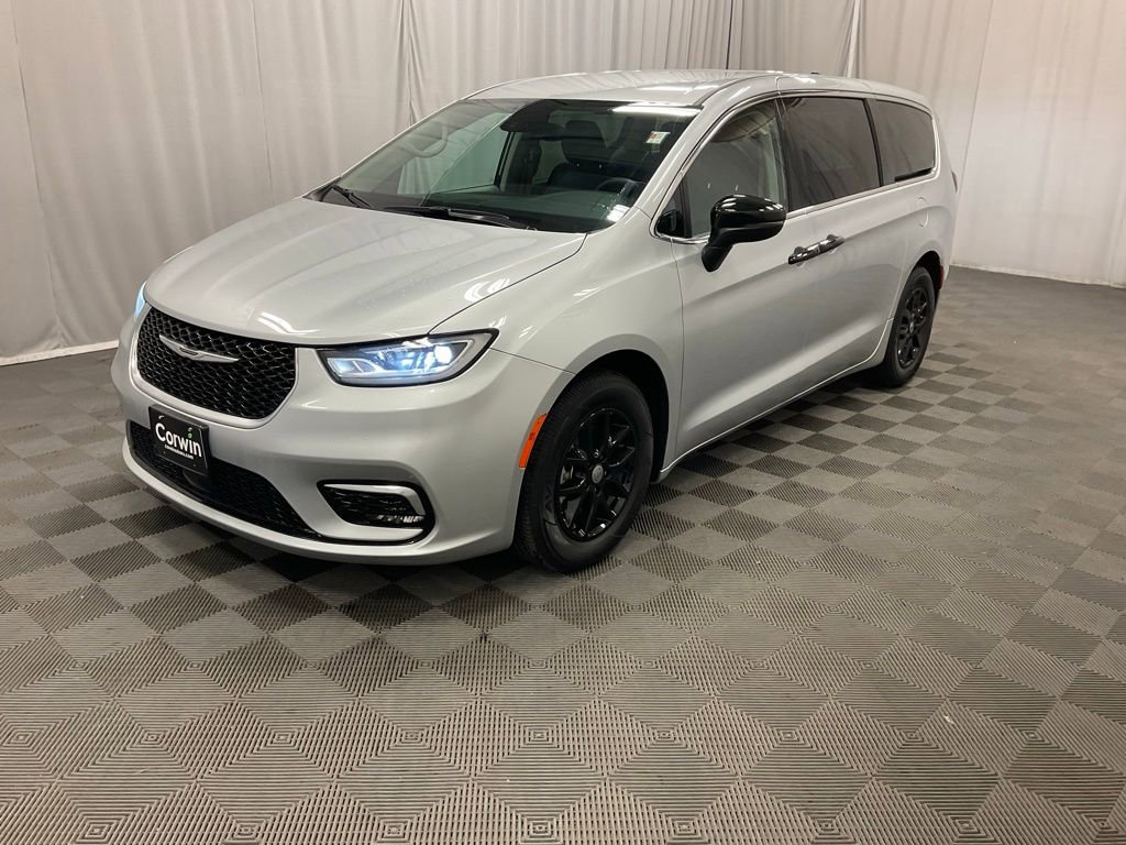 Used 2023 Chrysler Pacifica Touring-L image 37