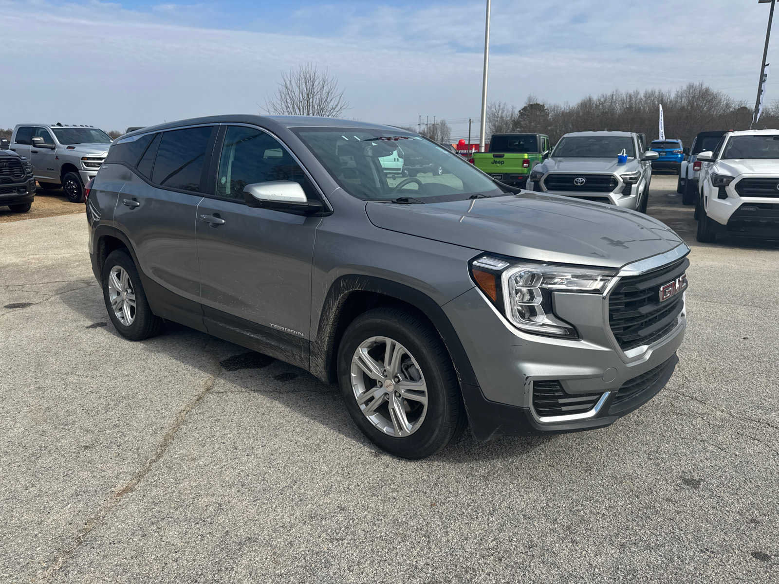 Used 2024 GMC Terrain SLE image 3