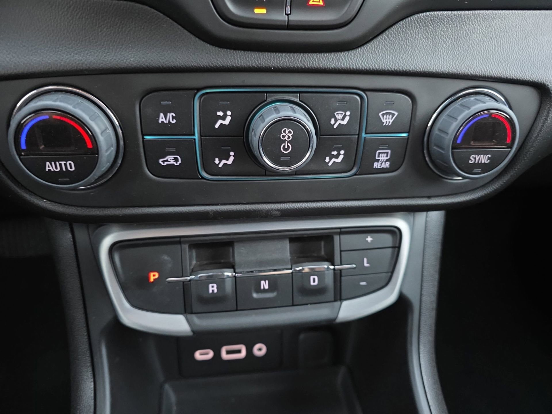 Used 2024 GMC Terrain SLE w/ Driver Convenience Package image 23