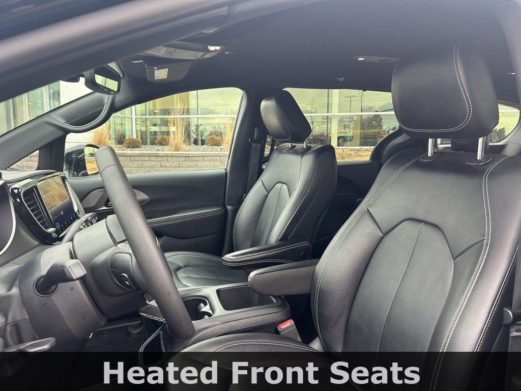Used 2025 Chrysler Pacifica Select image 9