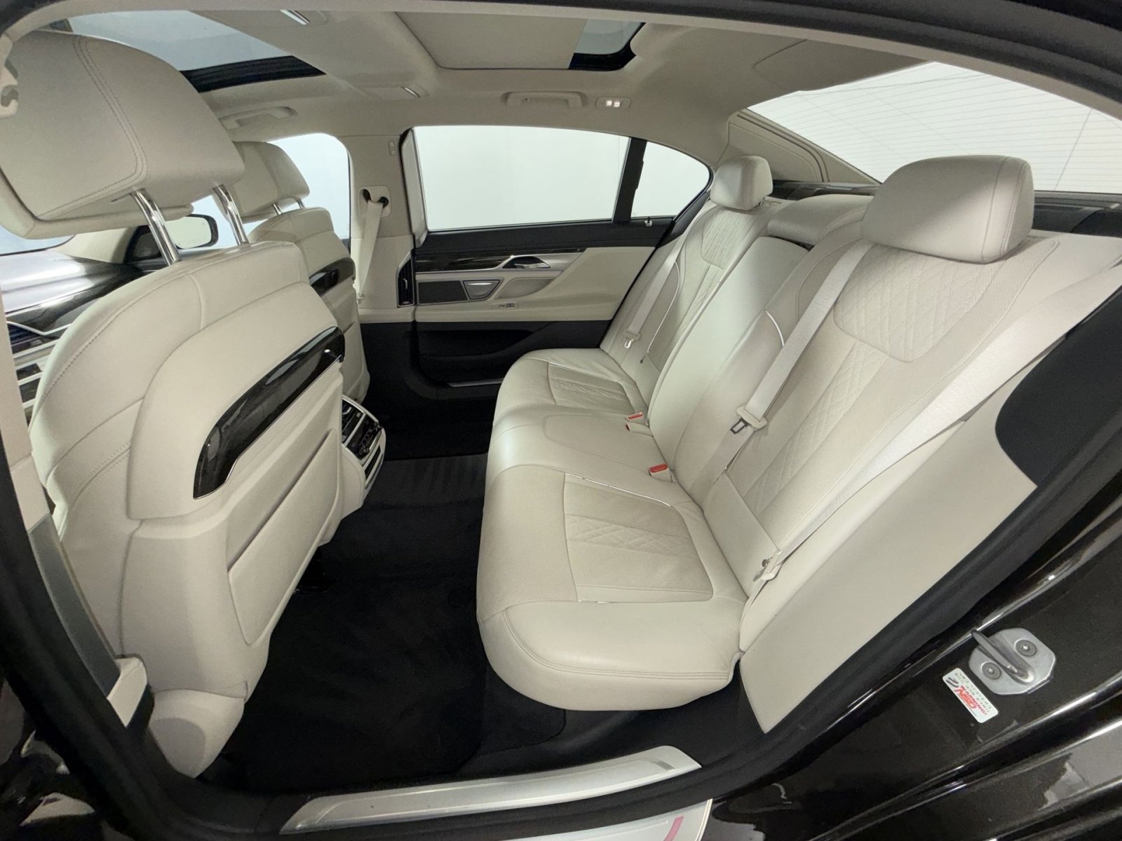 Used 2017 BMW 740i xDrive image 25