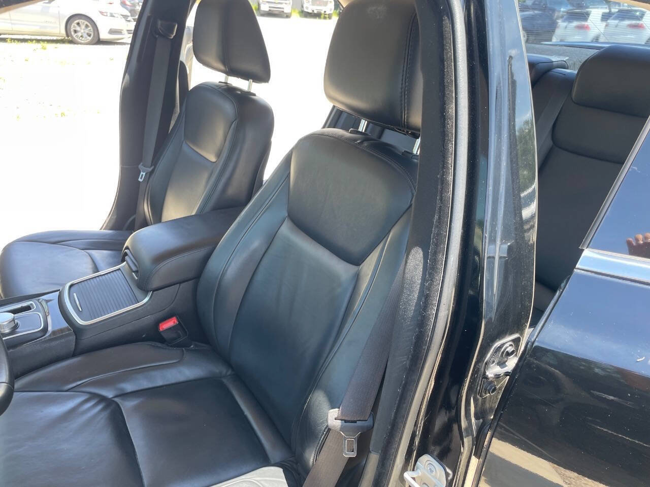 Used 2017 Chrysler 300 Limited RWD image 15
