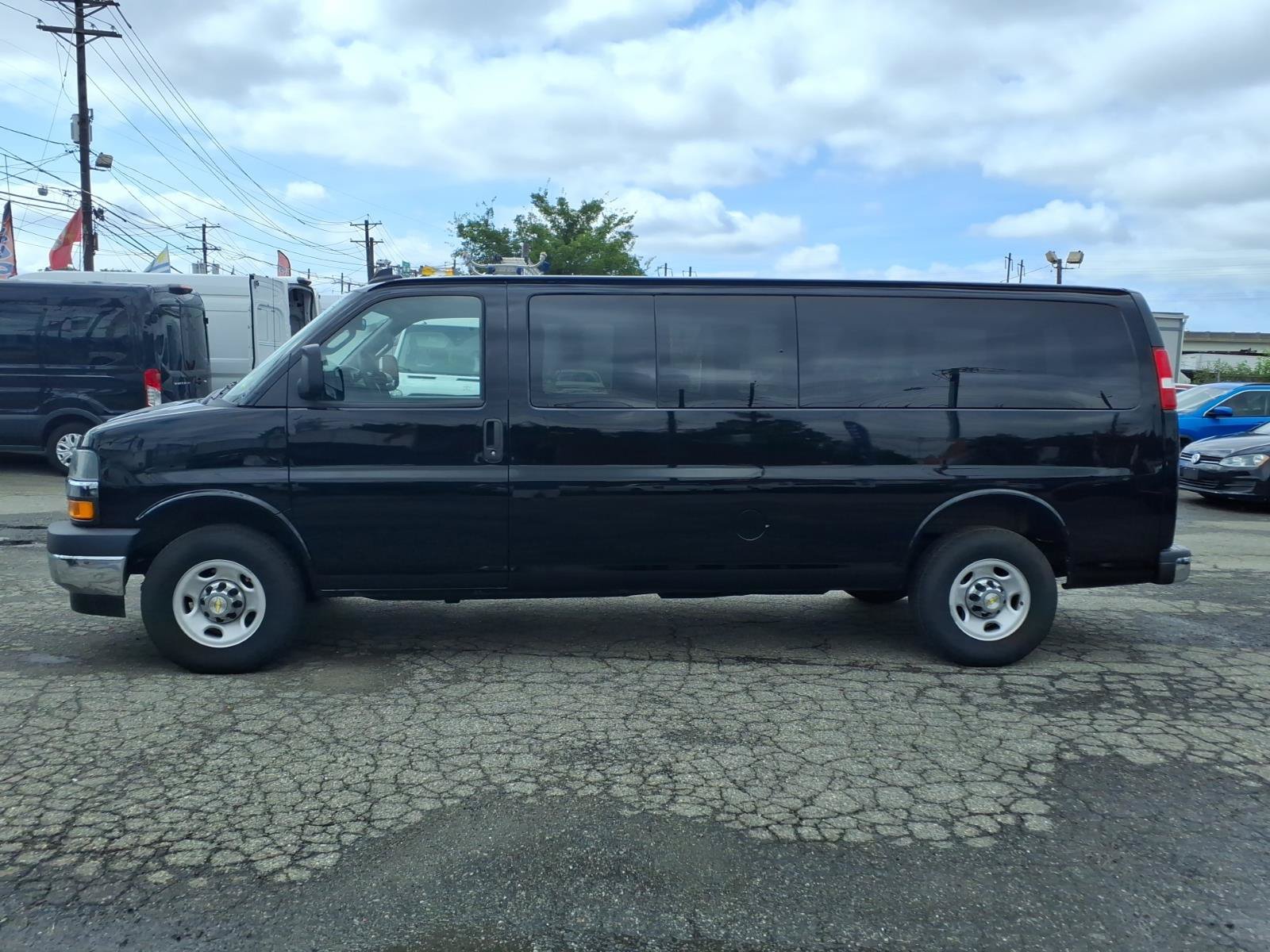 Used 2025 Chevrolet Express 3500 LT w/ LT Preferred Equipment Group RWD image 4
