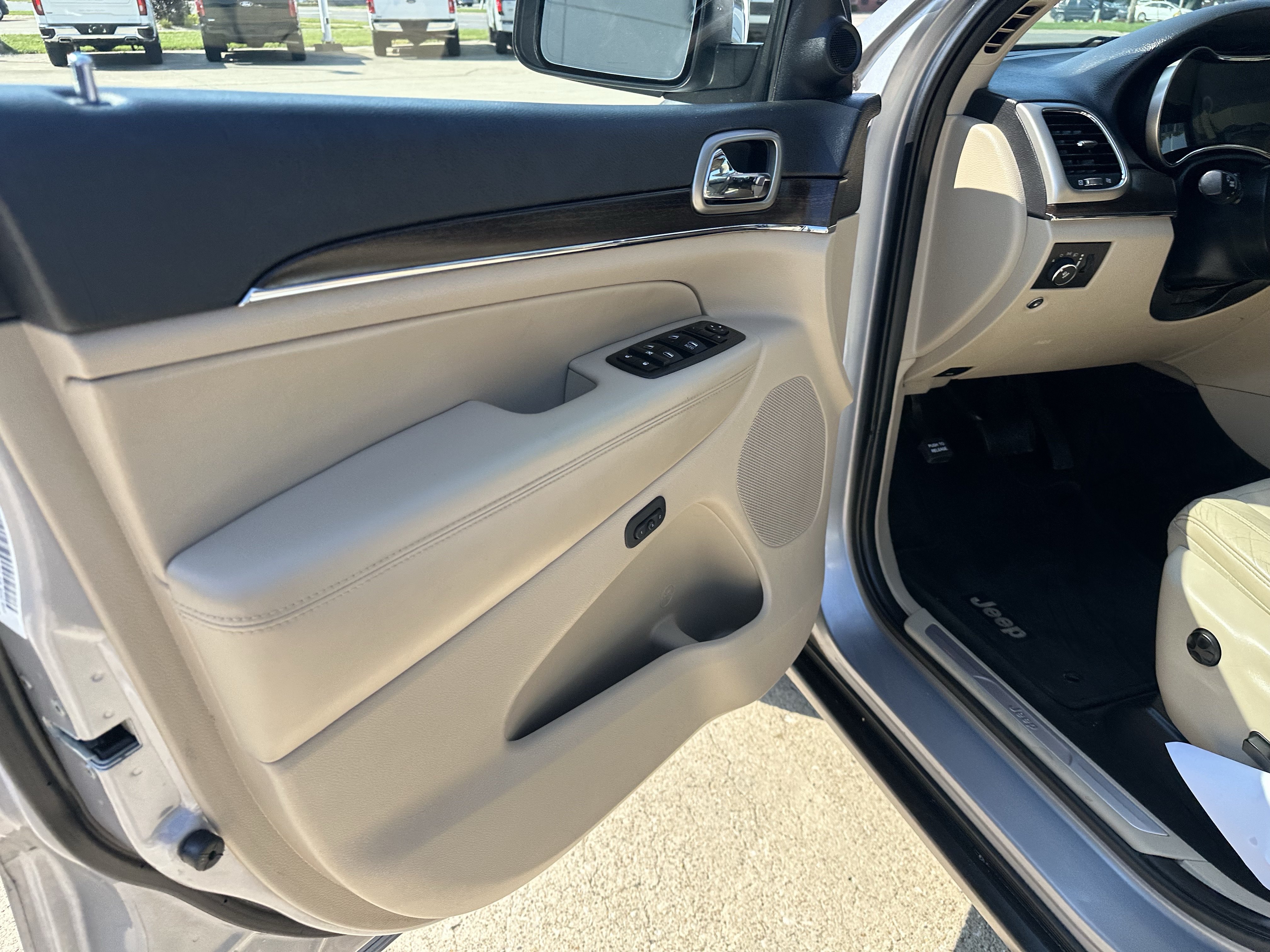 Used 2014 Jeep Grand Cherokee Limited w/ Trailer Tow Group IV AWD/4WD image 13