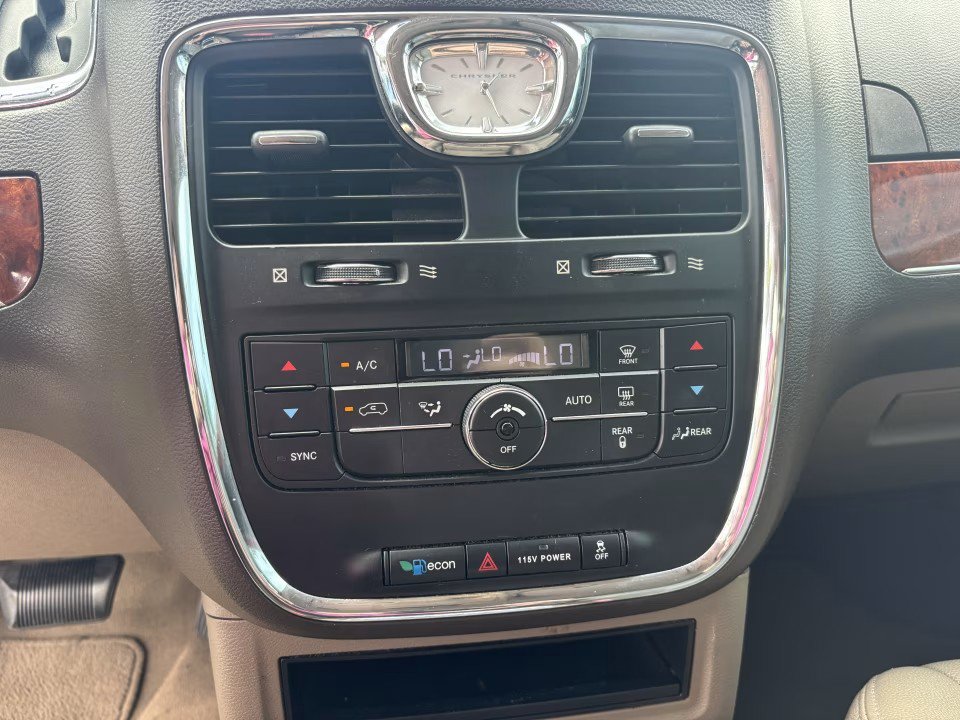 Used 2016 Chrysler Town & Country Touring FWD image 14