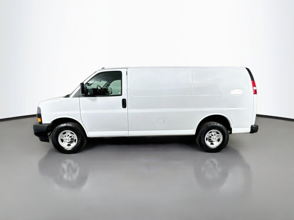 Used 2022 Chevrolet Express 3500 w/ Driver Convenience Package RWD image 2