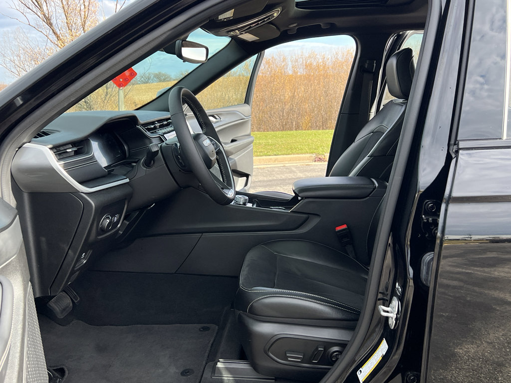 Used 2024 Jeep Grand Cherokee Altitude image 13