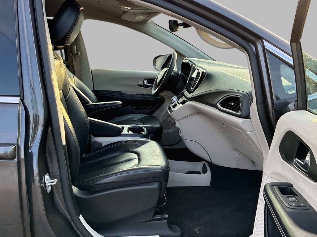 Used 2022 Chrysler Pacifica Touring-L FWD image 8