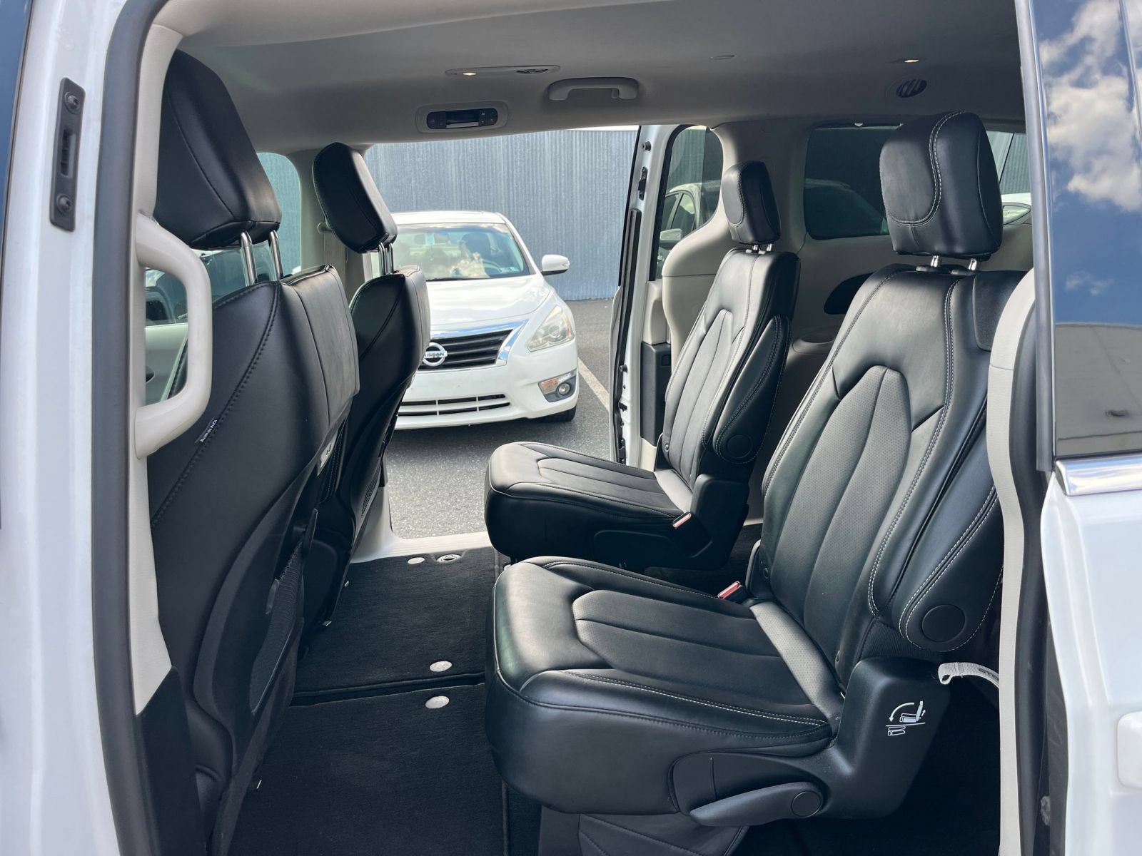 Used 2024 Chrysler Pacifica Touring-L FWD image 27