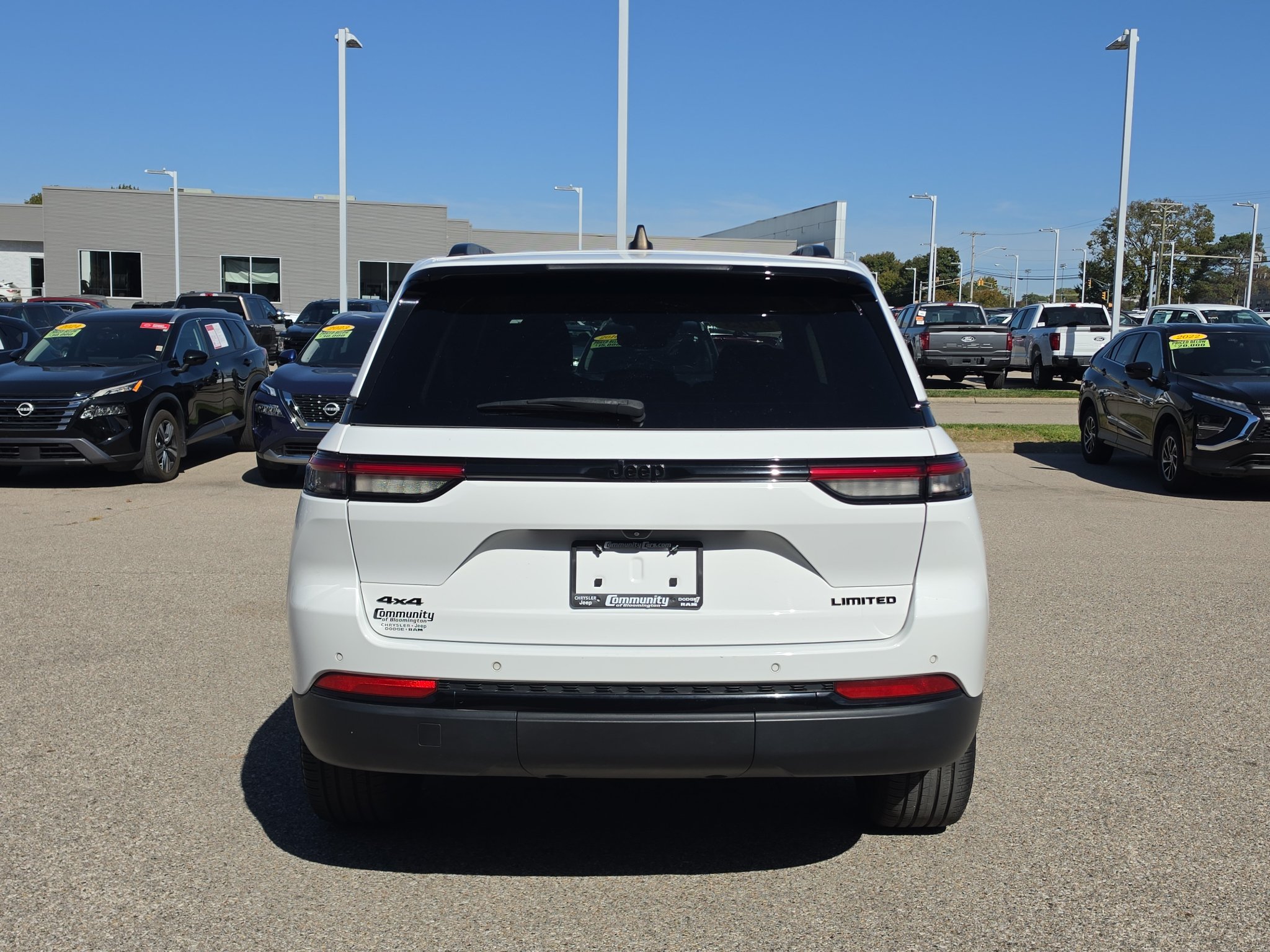 Used 2023 Jeep Grand Cherokee Limited w/ Black Appearance Package AWD/4WD image 6