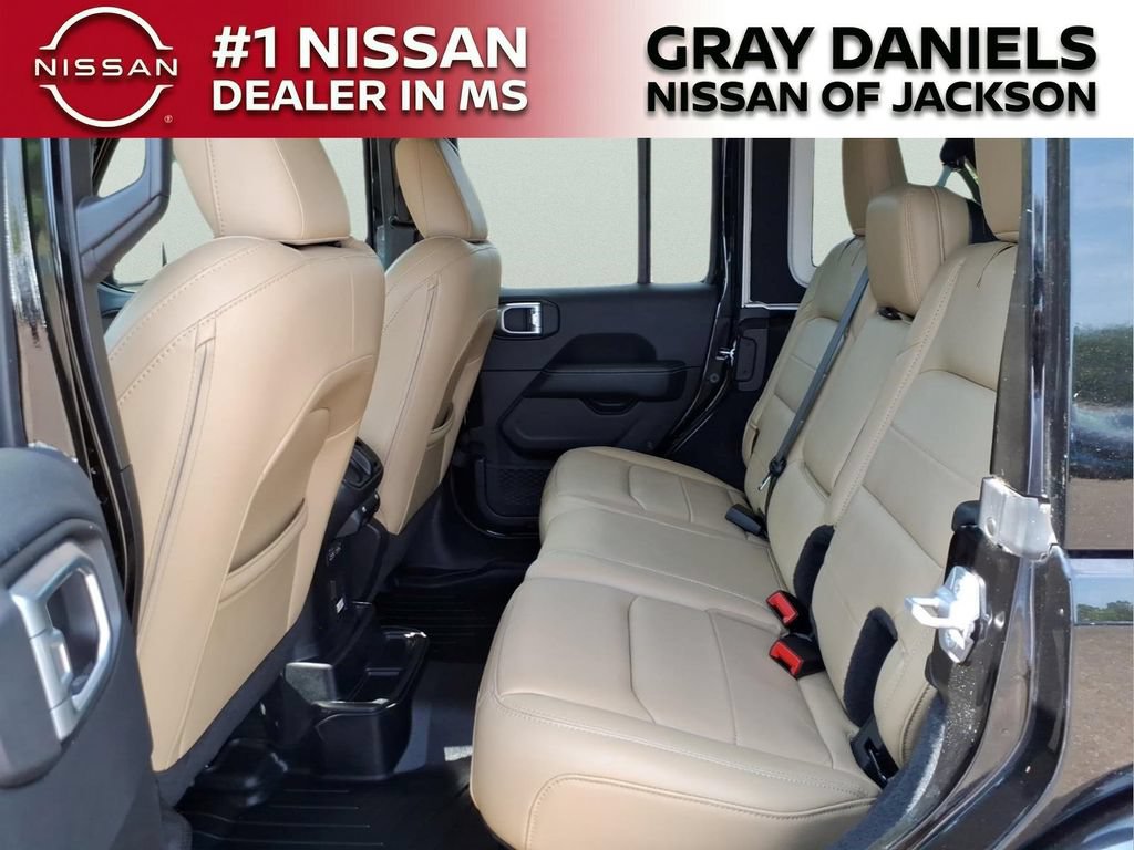 Used 2019 Jeep Wrangler Unlimited Sahara AWD/4WD image 25