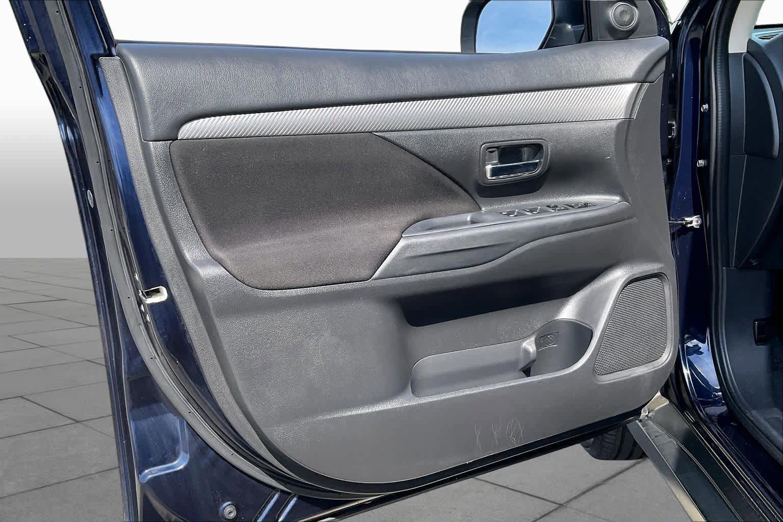 Used 2018 Mitsubishi Outlander ES AWD/4WD image 20