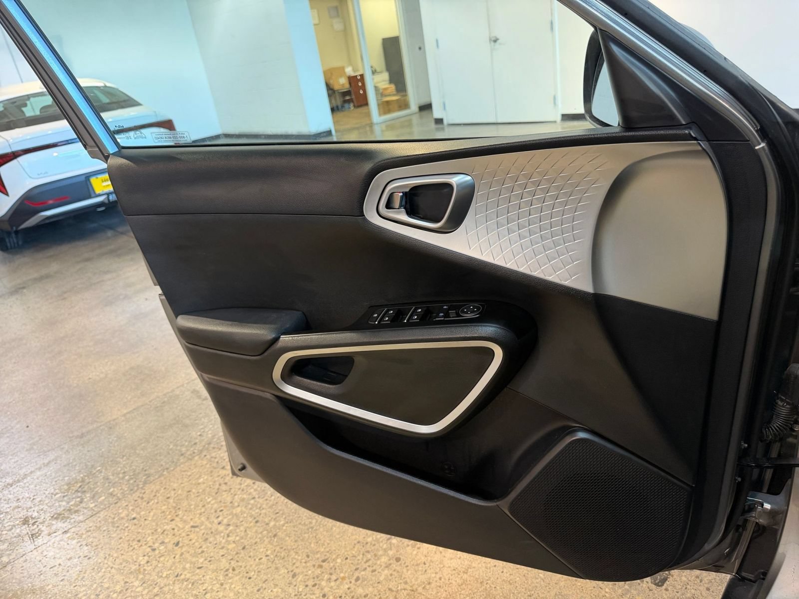 Used 2025 Kia Soul LX w/ LX Technology Package FWD image 18