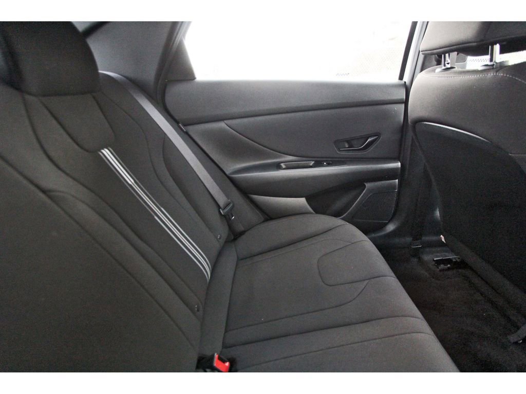 Certified 2025 Hyundai Elantra SEL image 12