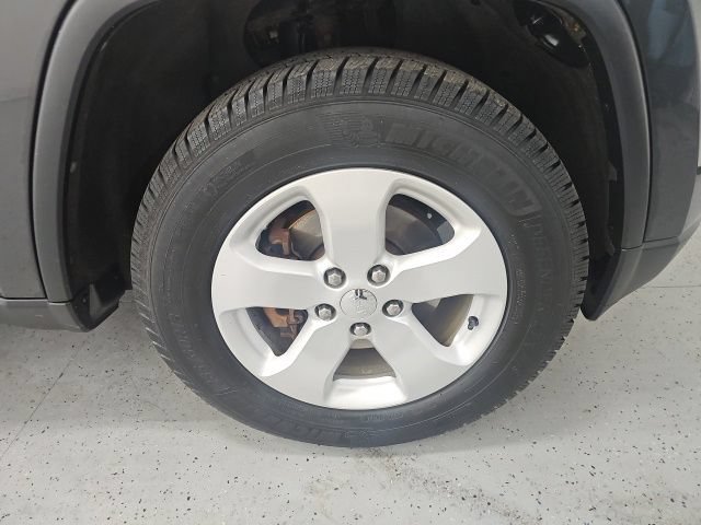 Used 2011 Jeep Grand Cherokee Laredo AWD/4WD image 9