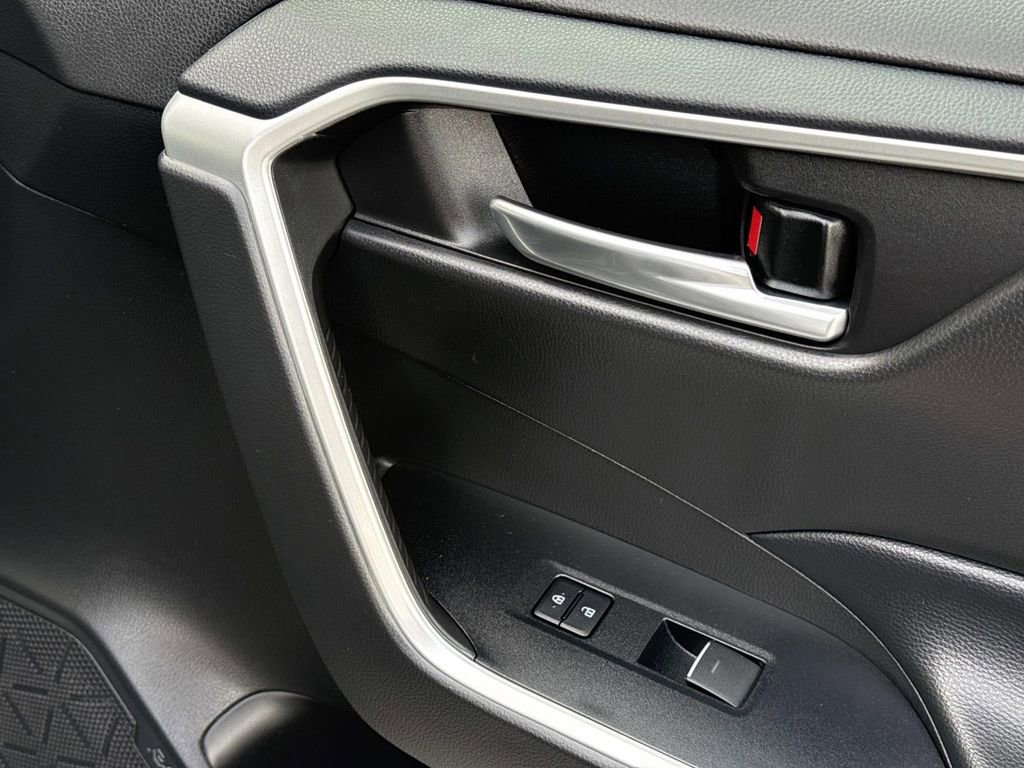 Used 2025 Toyota RAV4 XLE image 38