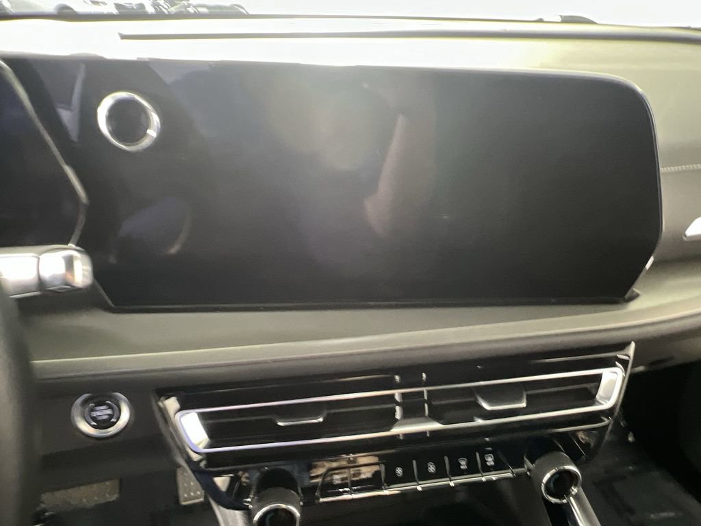 Certified 2025 Chevrolet Traverse LT w/ Sun and Wheel Package image 12