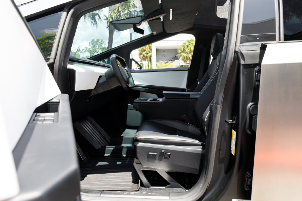 Used 2024 Tesla Cybertruck AWD Crew Cab image 30