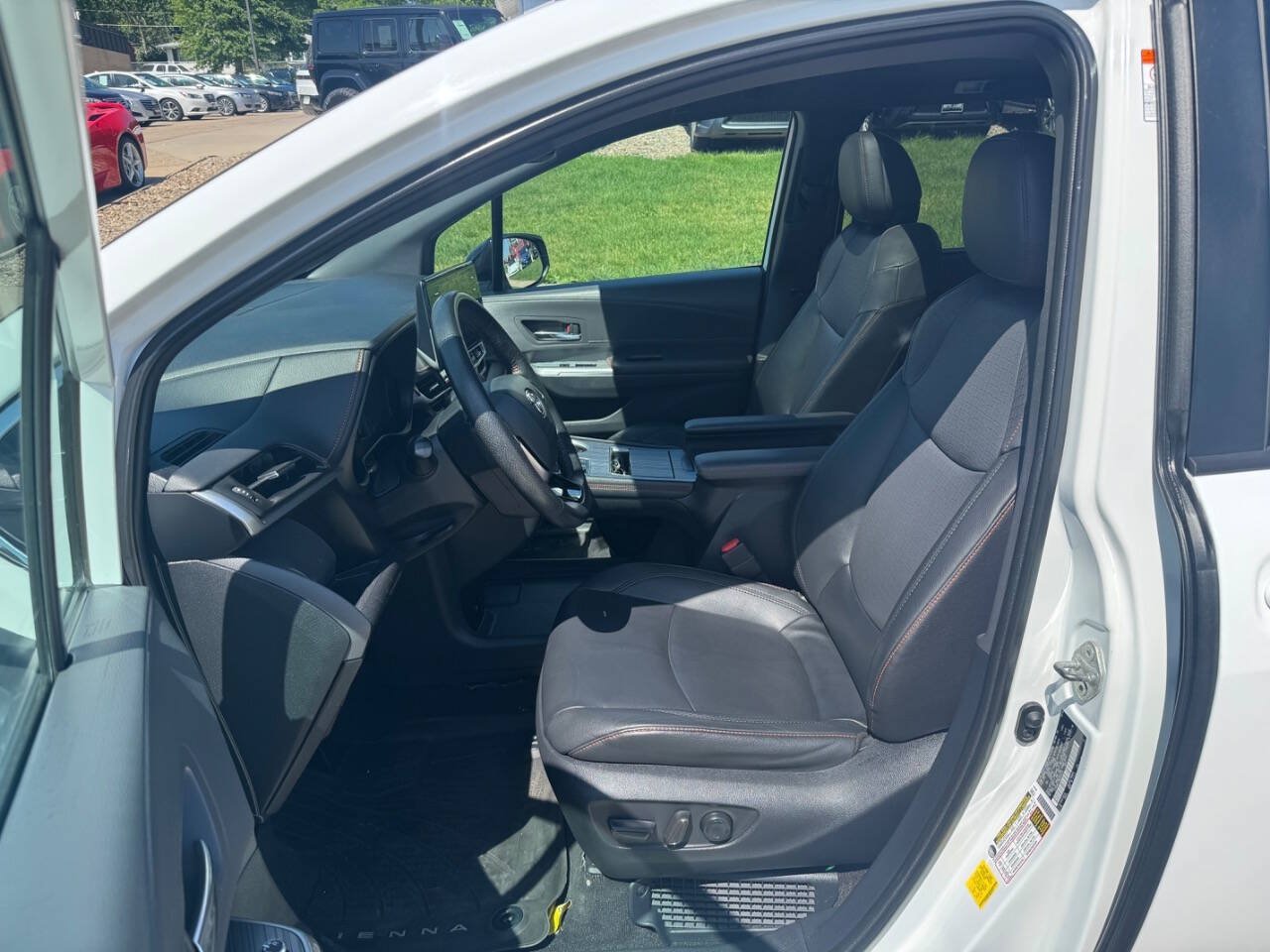 Used 2021 Toyota Sienna XSE FWD image 11