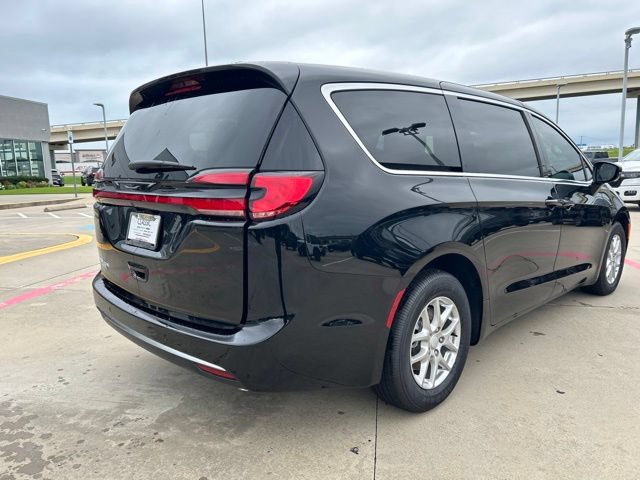 New 2027 Chrysler Pacifica Select FWD image 14