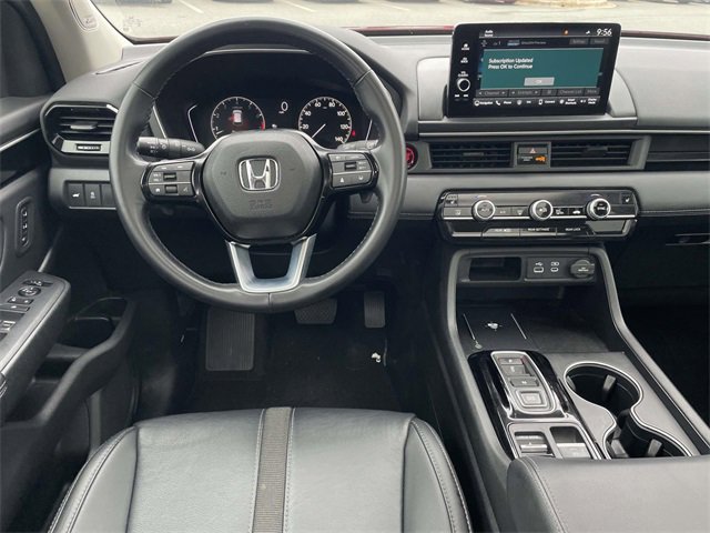 Used 2025 Honda Pilot Touring image 3