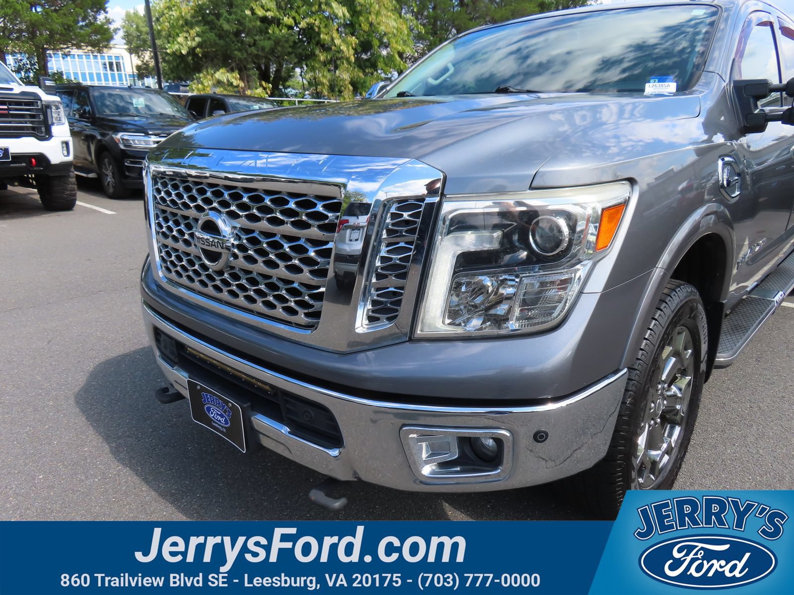 Used 2017 Nissan Titan SL w/ Chrome Package AWD/4WD image 9